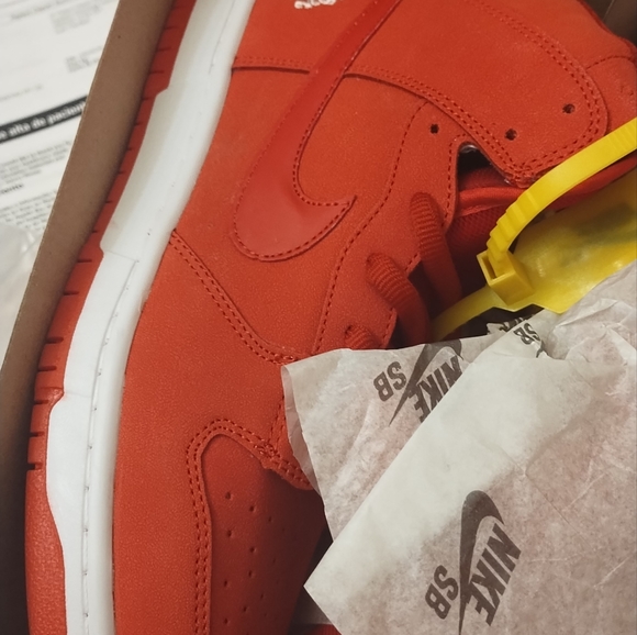 Sneakers Changing color. - Picture 3 of 8